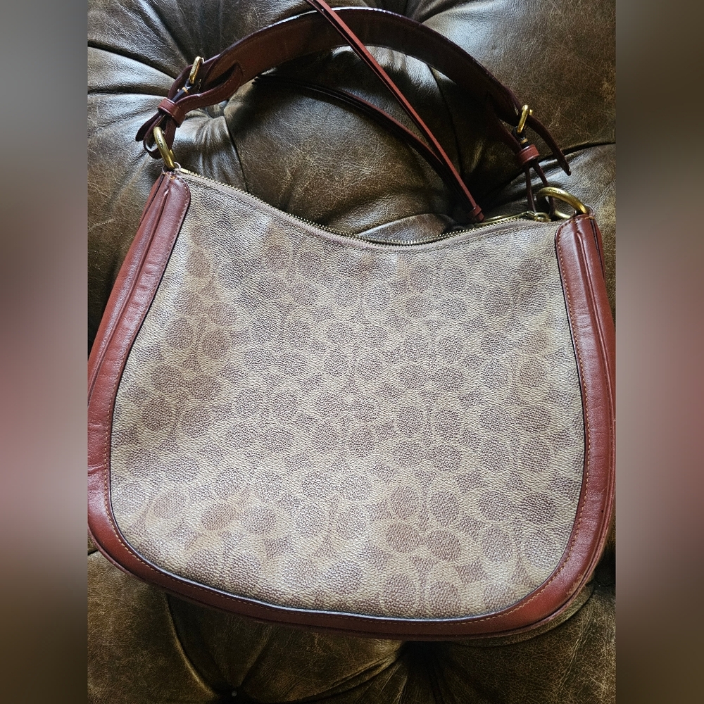 Coach Hobo Bag Looking For A 2nd Life! Well Loved!